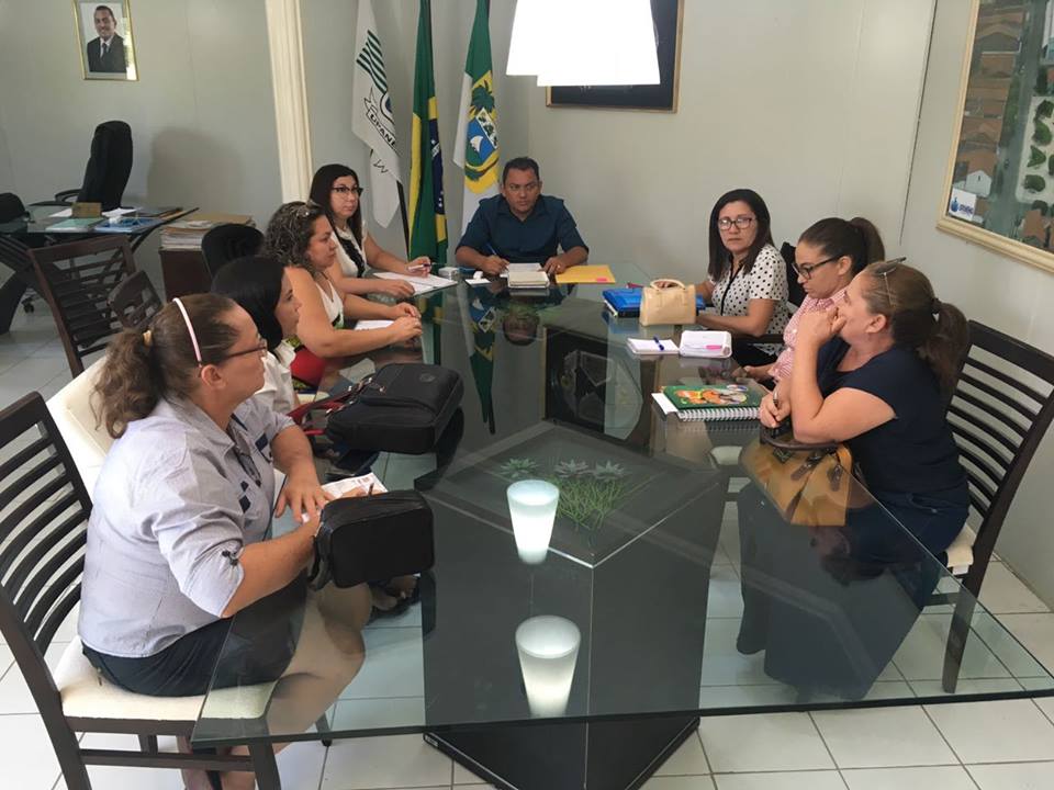 Prefeito Luiz Jairo durante reunião com equipe da Secretaria de Educação