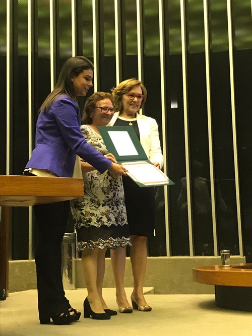 Zenaide Maia entrega o prêmio a senhora Gleide Dias de Medeiros