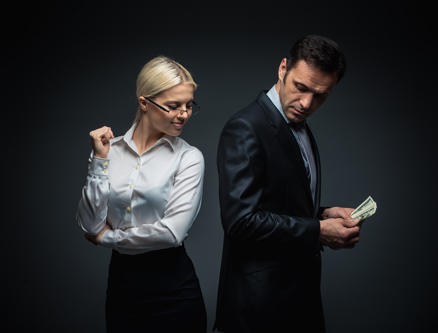 Businessman and businesswoman with money - Imagem: Bigstock 