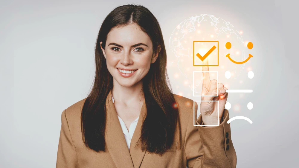 Mulher sorridente em um ambiente de negócios, interagindo com uma interface digital que destaca tendências em Customer Experience para moldar 2025.