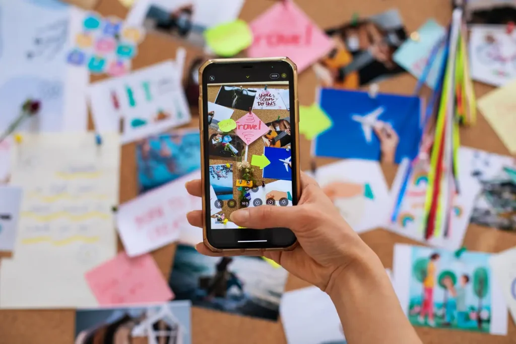 Pessoa usando celular para criar conteúdo de Marketing Local com o Mapa dos Amigos do Instagram, promovendo o potencial do negócio através de fotos e ideias criativas.