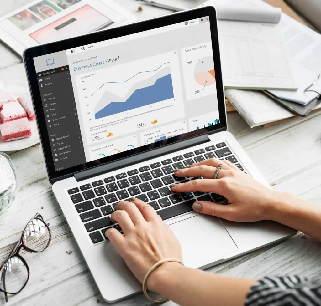 Análise de dados de mídia paga em um laptop com gráficos e relatórios para otimizar investimentos e calcular ROI de campanhas de publicidade digital.