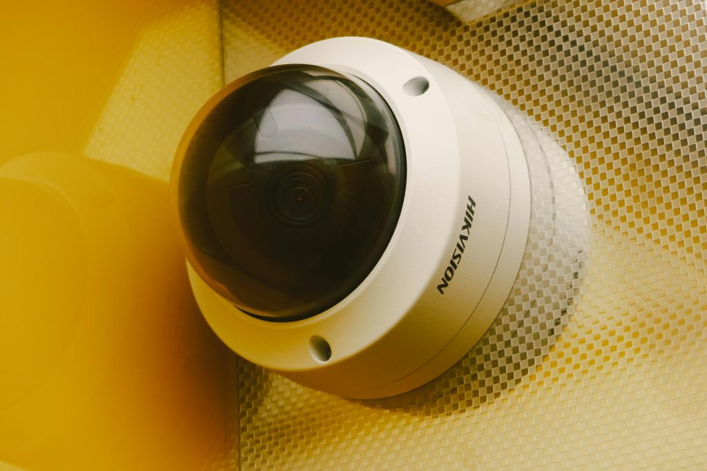 Entenda o contexto atual da instalação de equipamentos de monitoramento, incluindo segurança, tecnologia e exigências do mercado.