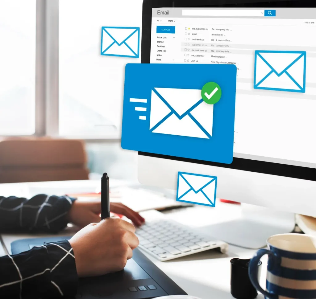 Ilustração de automação de email marketing: pessoa em escritório usando teclado e monitor com interface de e-mail, envelopes azuis e ícone de check de envio, tema de Automação de E-mail Marketing: Sequências que Ainda Convertem em 2026