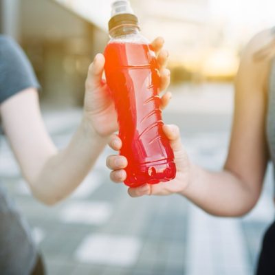 Legenda: Bebida esportiva é indicada para repor líquidos e eletrólitos após exercícios intensos e prolongados, mas o consumo diário sem necessidade pode aumentar a ingestão de sódio e açúcar - Crédito: Freepik