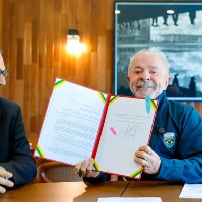 Presidente Lula e o ministro dos Transportes, George Santoro, após a sanção da nova lei que, entre outros pontos, garante renovação automática da CNH a bons condutores. Foto: Ricardo Stuckert / PR