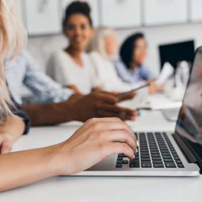 Aprenda a criar um blog institucional estratégico, focado em conteúdo relevante para atrair visitantes e converter acessos em leads qualificados.