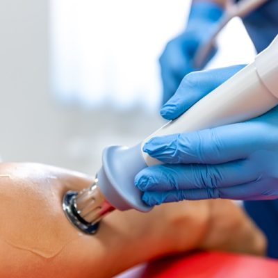 Shock wave therapy, the magnetic field, rehabilitation, Terapia com ESWT (Crédito foto: Freepik)physiotherapist doctor performs surgery on a patient's shin.