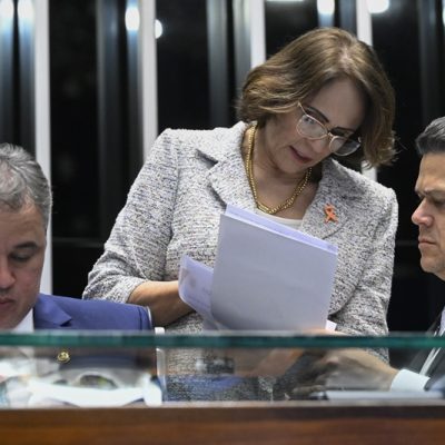 Plenário do Senado Federal durante sessão deliberativa ordinária. Ordem do dia. 

Na pauta, o PL 1.049/2026, que cria a Política Nacional para Estudantes com Altas Habilidades ou Superdotação e institui cadastro nacional para identificação e atendimento especializado desses alunos. Os senadores também analisam o PL 5.228/2019, sobre contratos de primeiro emprego e recolocação profissional, e o PDL 167/2025, relacionado à indenização por danos causados por poluição por óleo. 

Mesa: 
senador Efraim Filho (PL-PB); 
senadora Damares Alves (Republicanos-DF); 
presidente do Senado Federal, senador Davi Alcolumbre (União-AP). 

Foto: Carlos Moura/Agência Senado