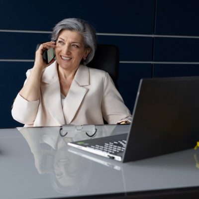 A menopausa tem feito parte da rotina de um número crescente de mulheres que seguem ativas profissional e socialmente. Créditos: Freepik.