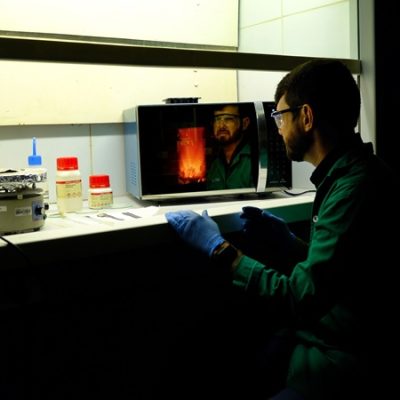 Processo de formação do catalisador avançado no interior do micro-ondas convencional a partir da queima dos reagentes.