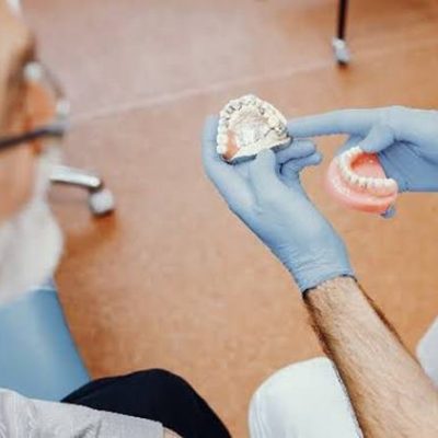 Ajustes e entrega de próteses