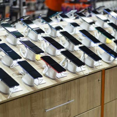 Smartphones store. Showcase with selling various new - Créditos: :Uladzimir Zuyeu/iStocksmartphones in electronics store during a sale. Mobile phone market concept. High quality photo