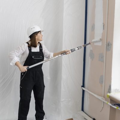 Mulher pintando parede