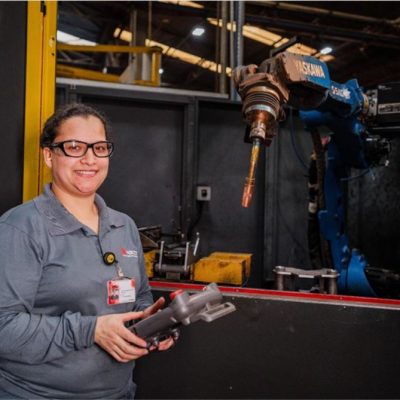 Raquel Rodrigues é operadora de robô de solda na fábrica da AGCO em Ibirubá (RS)