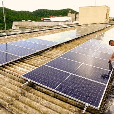 De acordo com a Agência Brasil, a energia solar já corresponde a mais de 22% da capacidade instalada na matriz elétrica brasileira, ficando atrás apenas das hidrelétricas