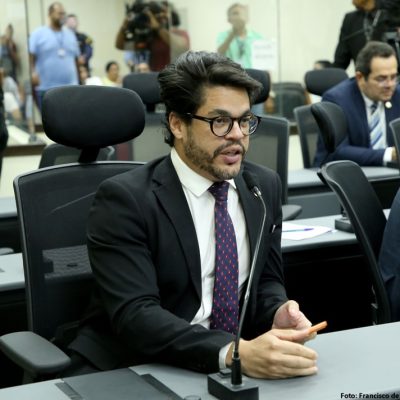 lei de autoria de Leo Souza que permite desembarque fora do ponto de ônibus após 23h