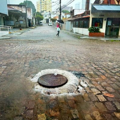 A presença de genes de resistência a antibióticos em esgotos aumenta com as chuvas e os fatores de virulência aumentam com a chegada de turistas internacionais. Cícero Oliveira – Agecom/UFRN