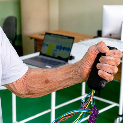 Equipamento registra força exercida por cada dedo, força total da mão, tremores e atividade elétrica dos músculos do antebraço.