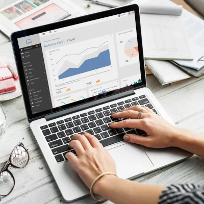 Análise de dados de mídia paga em um laptop com gráficos e relatórios para otimizar investimentos e calcular ROI de campanhas de publicidade digital.