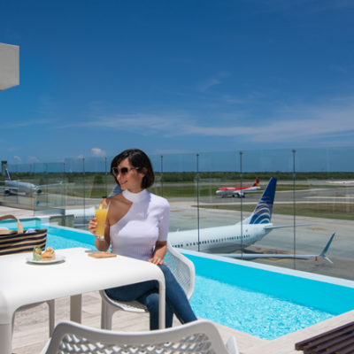 A piscina do Aeroporto de Punta Cana está localizada na sala VIP do Terminal B e tem vista para a pista de pouso (Foto: Dragonpass).