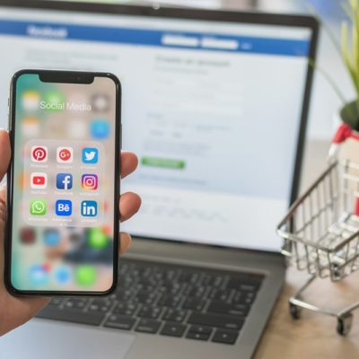 BANGKOK, THAILAND- March 17, 2017: Social media app multi-channel icons on iphone X touchscreen mobile computer cross-channel internet application technology for shopping lifestyle in digital 4.0 age (crédito: iStock)