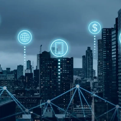 Cidade ao fundo com conexões digitais e ícones holográficos de Wi‑Fi, globo, mensagem e nuvem, representando Como Pessoas com Deficiência Utilizam a Internet no Dia a Dia por meio de tecnologia e acessibilidade online.