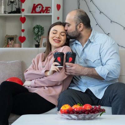 young beautiful couple happy man and woman with Divulgação Freepik
No Dia dos Namorados, marcas sustentáveis ganham força ao unir afeto e consciência ambientalcoffee cups happy in love together embracing celebrating international women's day  march  sitting on a couch in light living room