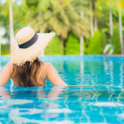 Portrait beautiful young asian women happy smile relax outdoor swimming pool in resort Foto divulgação.