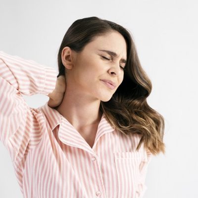 Young woman suffering from neck pain - Divulgação Freepik