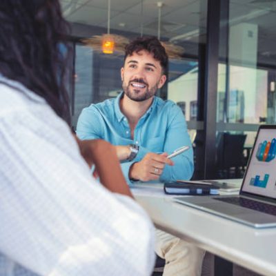 Estratégias baseadas em consistência crescem ao gerar presença contínua, fortalecer marca e sustentar resultados duradouros.