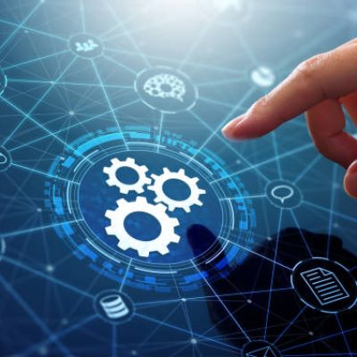 A automação inteligente transforma a infraestrutura empresarial ao integrar sistemas, otimizar processos e aumentar a eficiência operacional.