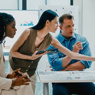 Estratégias copiadas perdem força ao reduzir diferenciação, enquanto originalidade e valor real ganham destaque no mercado.