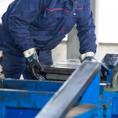 Profissional realizando manutenção preventiva em máquinas industriais para evitar custos elevados de reparo e garantir produtividade.