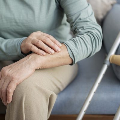 A rigidez muscular é caracterizada por tensão, endurecimento e dificuldade de movimentação da musculatura, enquanto a rigidez articular afeta áreas como joelhos, quadris, ombros e mãos
Crédito: Freepik