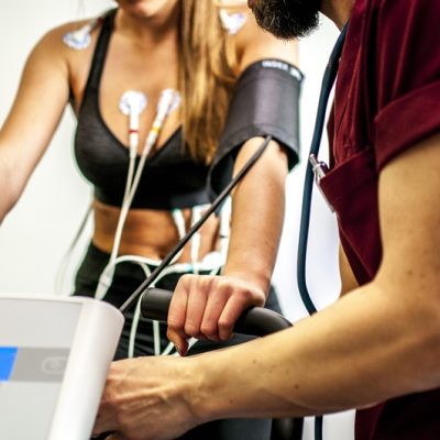 Antes do início das atividades físicas, a avaliação médica é fundamental para identificar fatores de risco ocultos
Crédito: Envato
