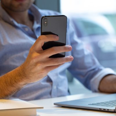 a person holding smartphone - Imagem ilustrativa
Freepik