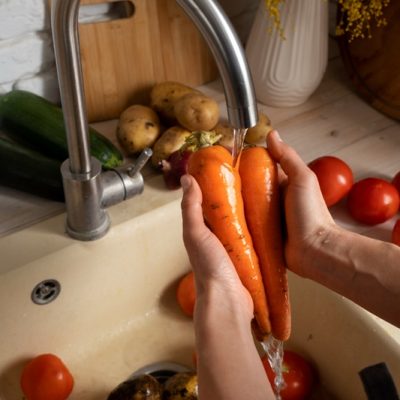 pessoa-lavando-cenoura-freepik