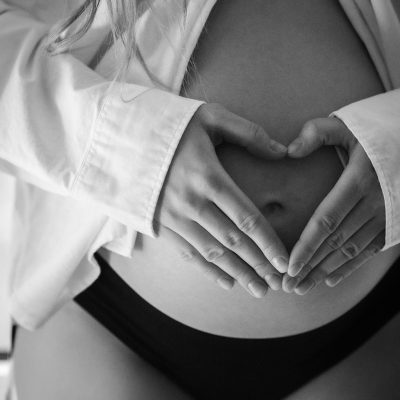 Foto de Alena Evseenko : https://www.pexels.com/pt-br/foto/close-up-de-mulher-gravida-segurando-a-barriga-30784790/