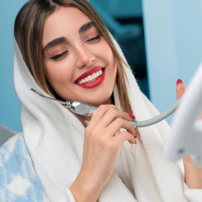 Foto de Amir SeilSepour: https://www.pexels.com/pt-br/foto/mulher-jovem-novo-sorridente-11928561/