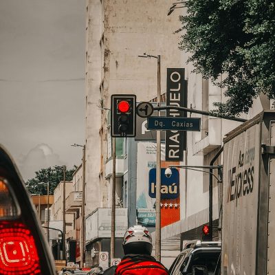 Foto de Caio Mantovani: https://www.pexels.com/pt-br/foto/cidade-meio-urbano-carros-veiculos-14641578/