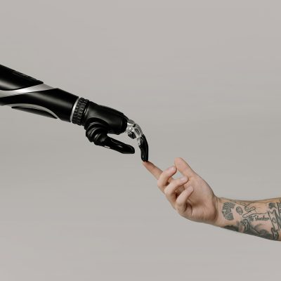 Foto de cottonbro studio: https://www.pexels.com/pt-br/foto/pessoa-segurando-uma-ferramenta-manual-preta-e-prateada-6153345/