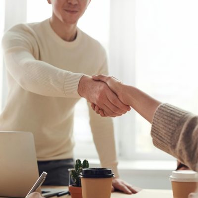 Foto de fauxels: https://www.pexels.com/pt-br/foto/homem-e-mulher-perto-da-mesa-3184465/