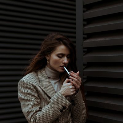Foto de Maksim Goncharenok: https://www.pexels.com/pt-br/foto/mulher-fumando-cigarro-4663158/