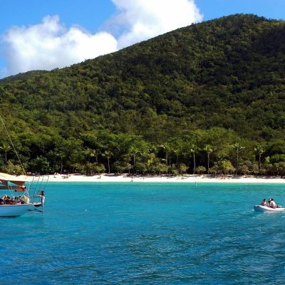 Aprenda como garantir sua vaga em travessias durante feriados e alta temporada com dicas práticas e planejamento eficaz.