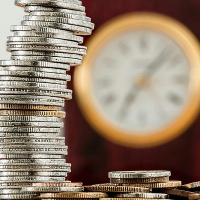 Foto de Pixabay: https://www.pexels.com/pt-br/foto/moedas-de-prata-e-ouro-128867/