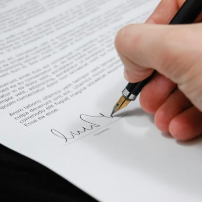 Foto de Pixabay: https://www.pexels.com/pt-br/foto/pessoa-que-assina-em-papel-de-documentacao-48148/