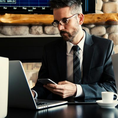 Aprenda como a rastreabilidade de produtos otimiza seu estoque e segurança. Entenda as tecnologias, reduza perdas e melhore sua logística.