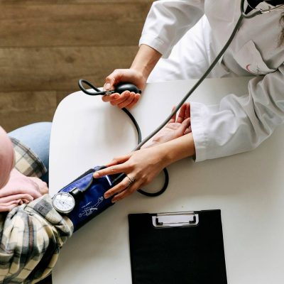 Atuação de profissionais treinados ajuda as pacientes a entenderem o fluxo do sistema – Foto: Thirdman/Pexels.com