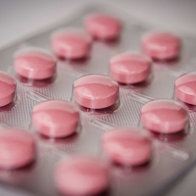 Estudo fortalece design racional de medicamentos e as simulações computacionais ajudam a prever o comportamento das substâncias antes da etapa experimental. Foto: Pexels Pixabay
